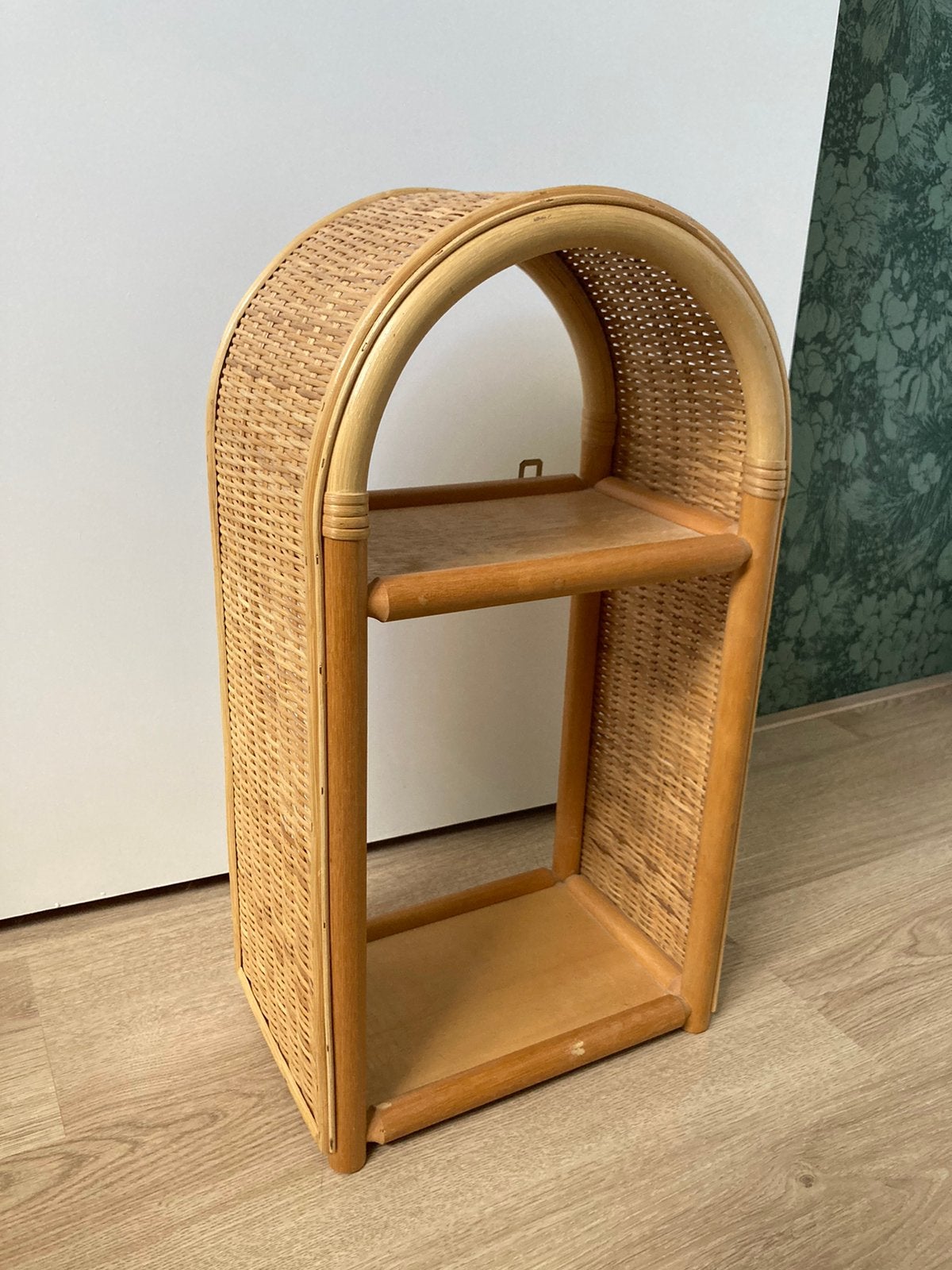 Rotan wandkastje/ wandrekje in boog vorm, Ophalen of Verzenden, Gebruikt