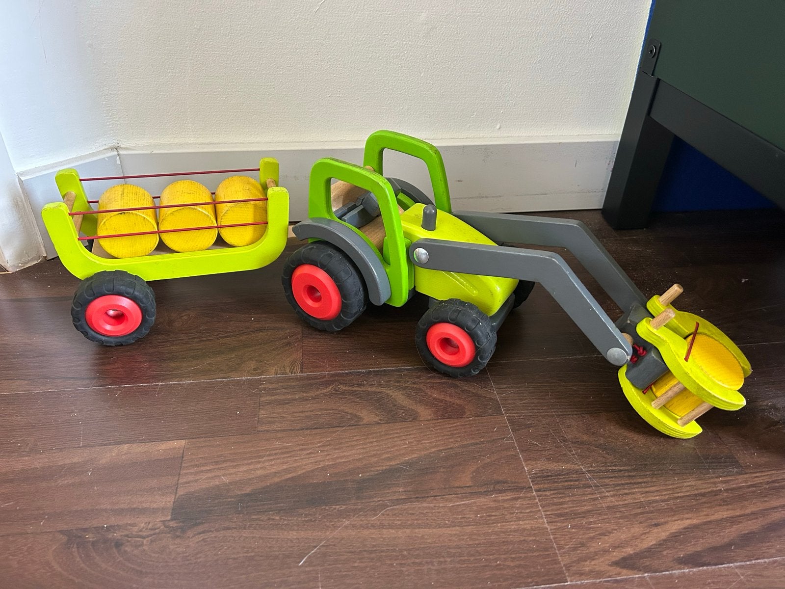 Goki boerderij houten tractor met aanhanger en strobalen, Ophalen of Verzenden, Zo goed als nieuw