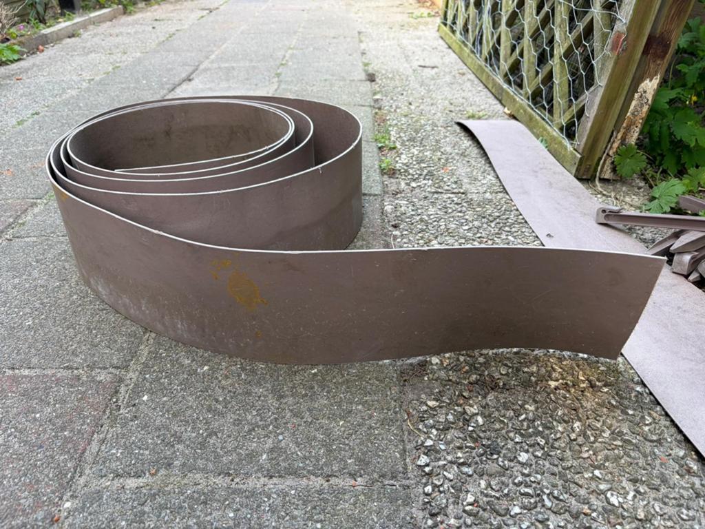 Gratis 2 kunststof borderranden met bevestigingspinnen, Tuin en Terras, Bielzen en Borders, Ophalen, Gebruikt, Kunststof, Border