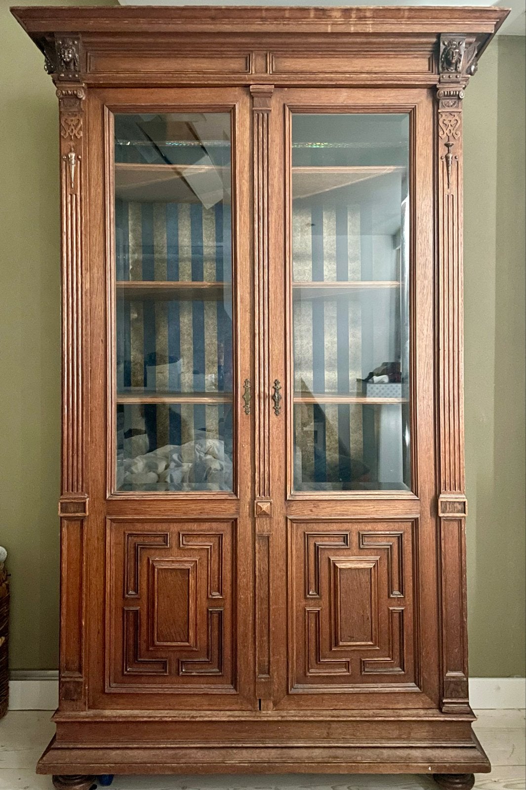 Antieke houten vitrinekast met glazen deuren, Ophalen