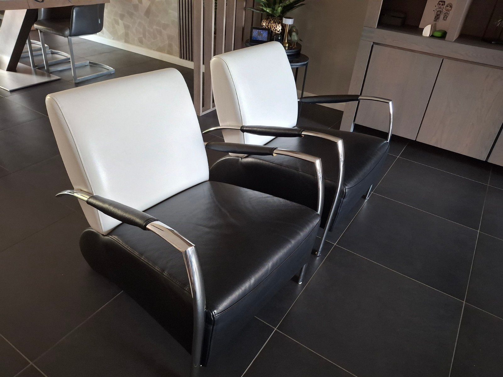 Set van 2 leren fauteuils - zwart en wit, Gebruikt, 75 tot 100 cm, Leer, 50 tot 75 cm