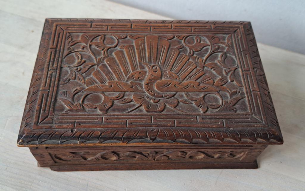 Houten doosje, uitgesneden pauw, Ophalen of Verzenden, Minder dan 50 cm, Minder dan 50 cm