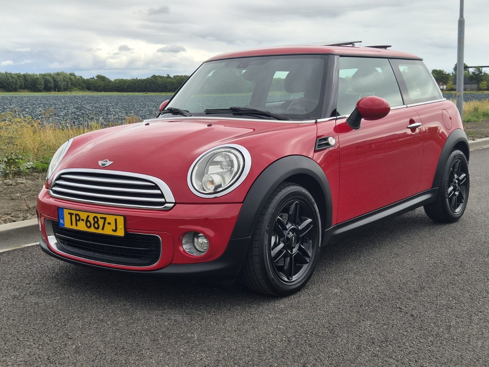 Mini 1.6 ONE 2012 Rood APK-AIRCO-OPENDAK, Auto's, Mini, Voorwielaandrijving, 40 €/maand, Zwart, 4 cilinders