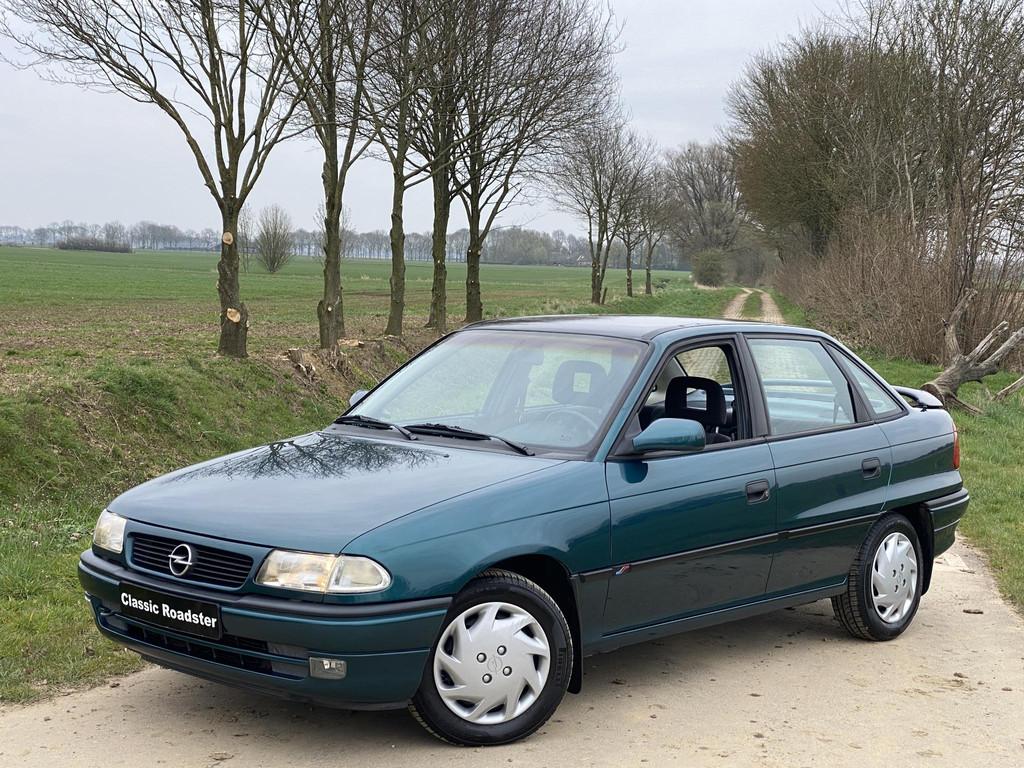 Opel Astra F 1.6i Fresh SEDAN NL AUTO, 83.500KM, Auto's, Opel, Voorwielaandrijving, Stof, 4 cilinders, Blauw