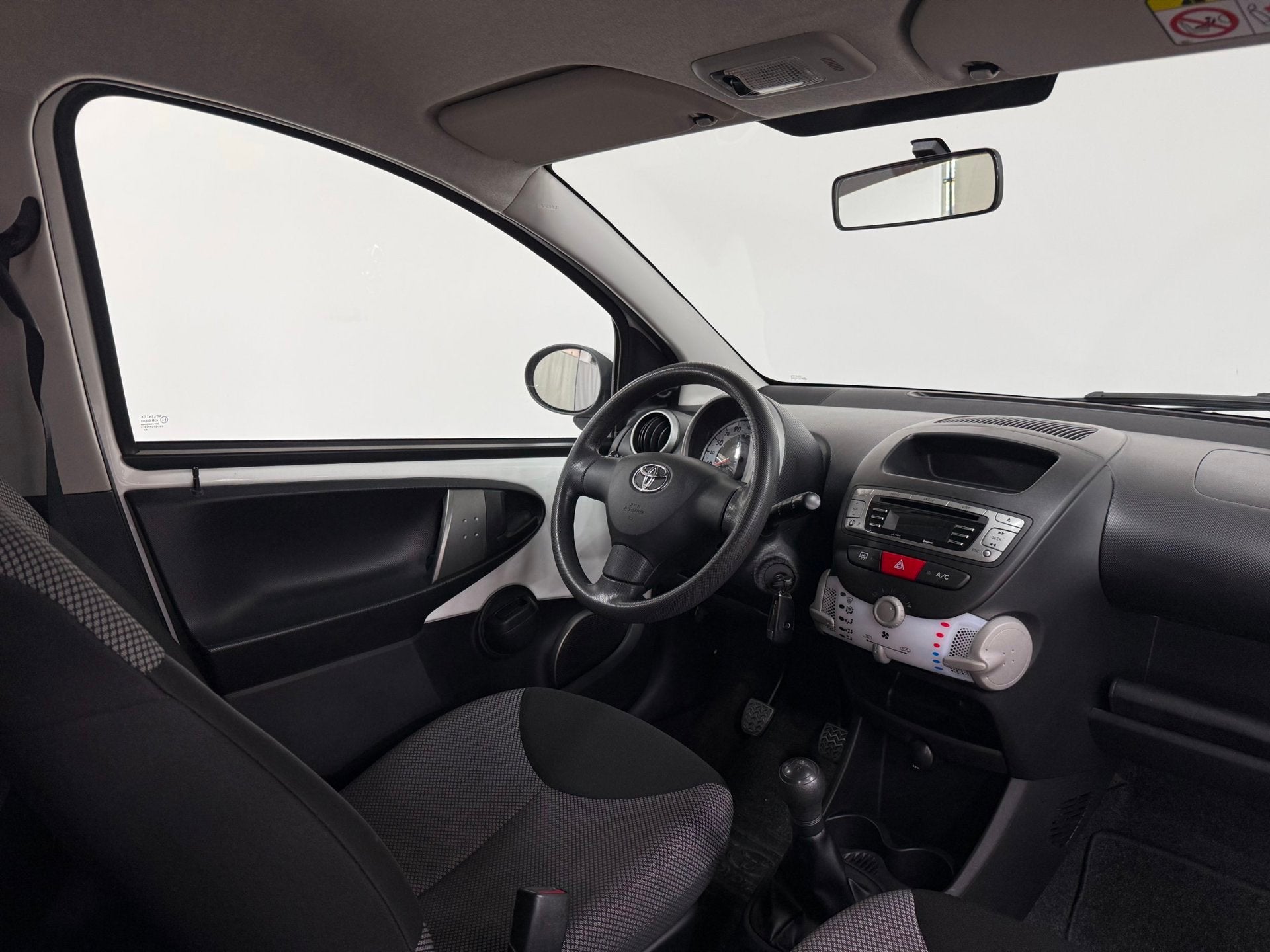 Toyota Aygo 1.0 VVT-i Aspiration LED/Airco/Bluetooth, Auto's, Voorwielaandrijving, Dealer onderhouden, Stof, Gebruikt
