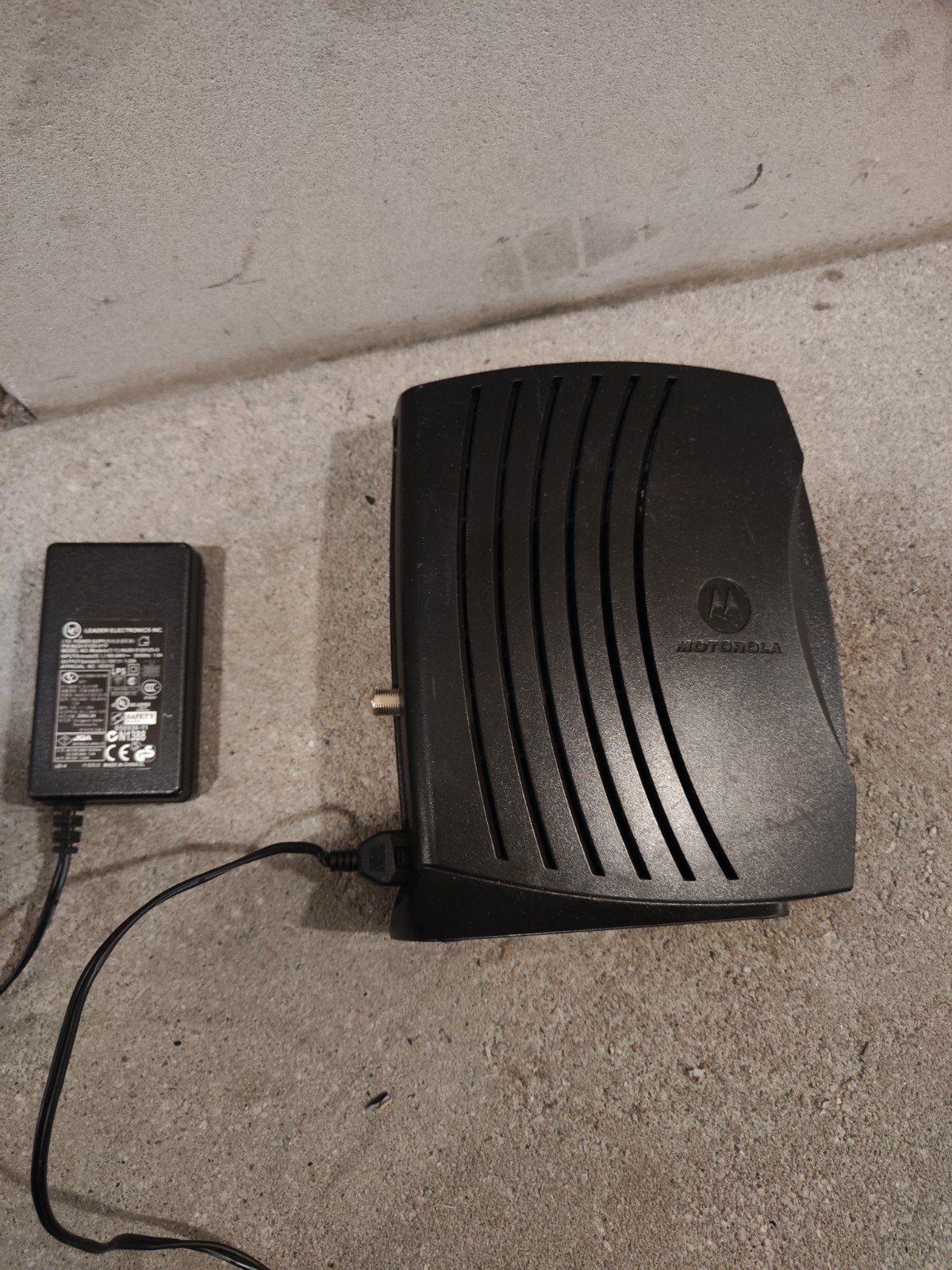 Motorola SBV5121E Kabelmodem met adapter, Ophalen of Verzenden, Gebruikt, Router met modem, Motorola