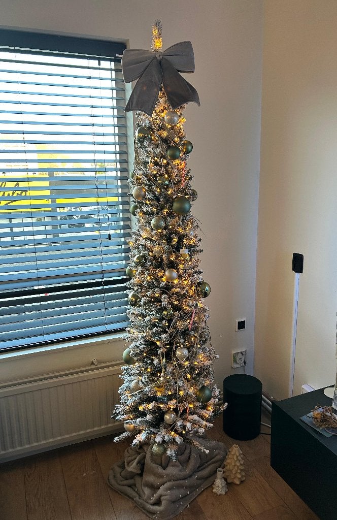Luxe besneeuwde kerstboom 210 cm - compleet versierd, Diversen, Ophalen, Zo goed als nieuw