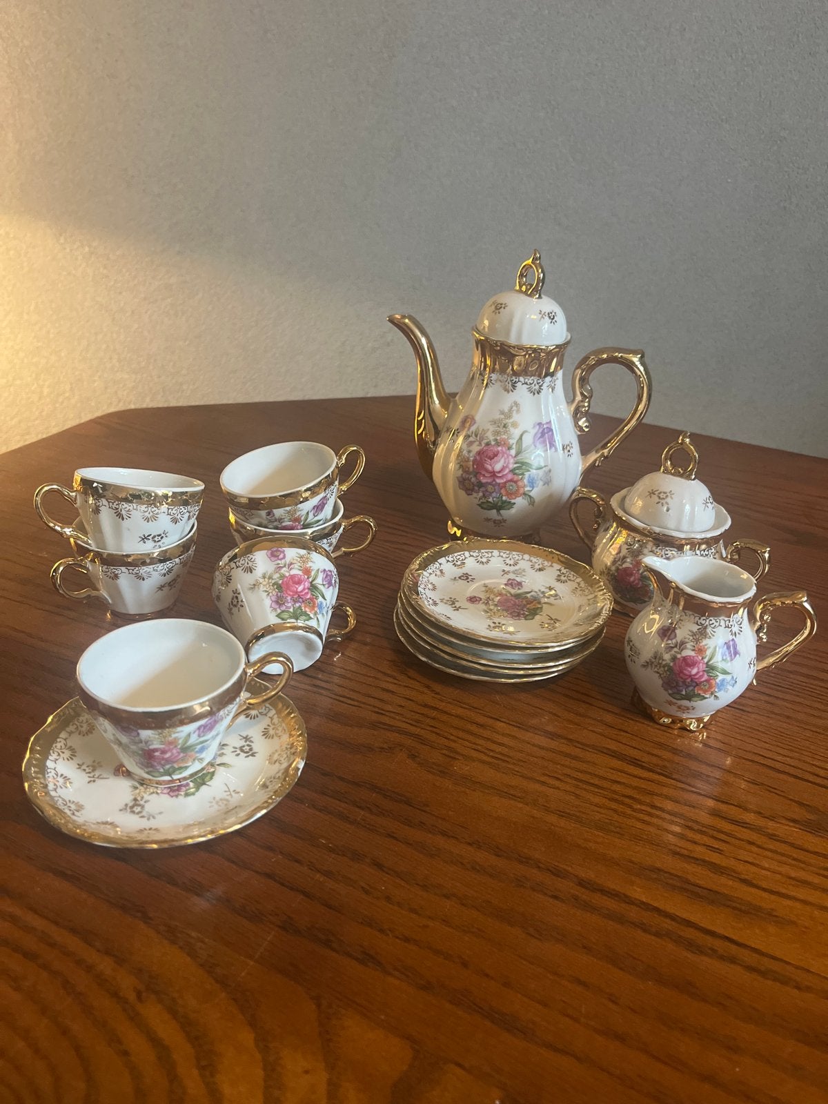 Vintage porseleinen theeservies met bloemmotief en goud, Ophalen of Verzenden
