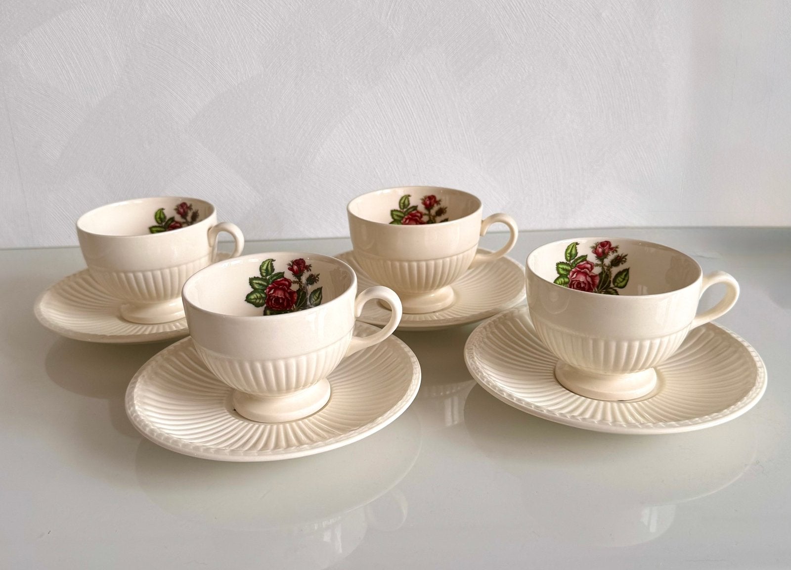 Vintage Wedgwood "Moss Rose" Kop en Schotel – Set van 4, Ophalen of Verzenden, Zo goed als nieuw, Kop(pen) en/of Schotel(s), Wedgwood