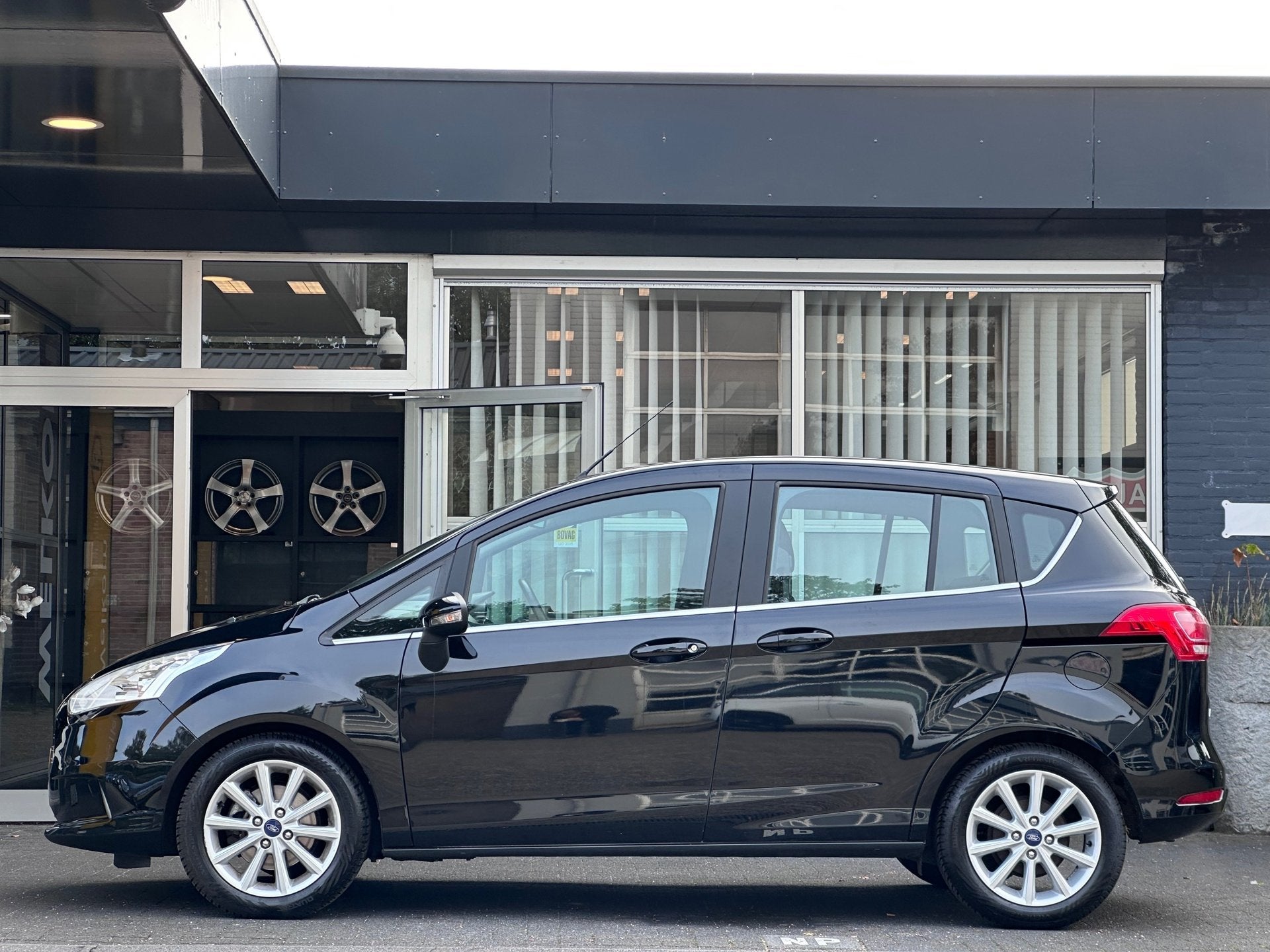 Ford B-Max 1.0 EcoBoost Titanium NIEUW DISTR / NAVI / CLIMA, Auto's, Dealer onderhouden, Gebruikt, Zwart, Origineel Nederlands