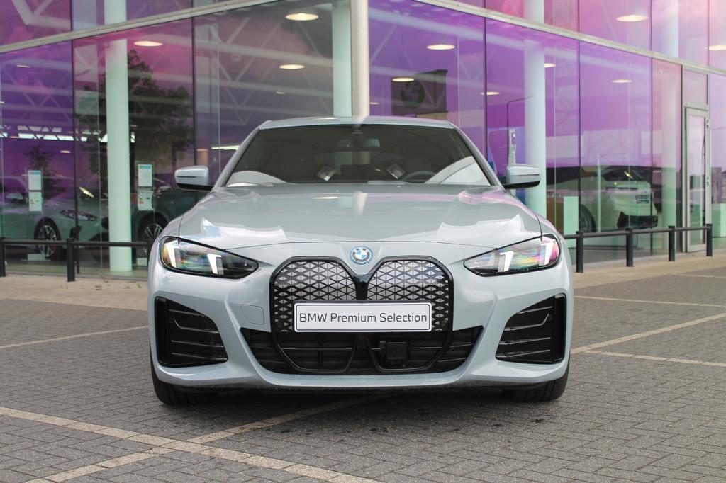 BMW i4 eDrive35 Gran Coupé M Sport / Achteruitrijcamera / A, Auto's, BMW, Achterwielaandrijving, Gebruikt, Zwart, Met garantie (alle)