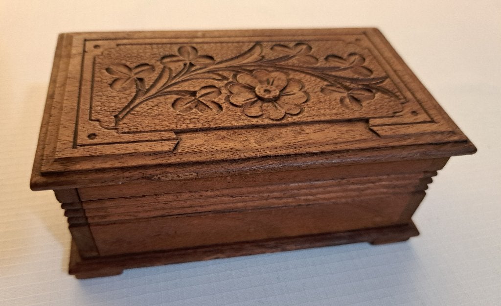 Oude houten sieraden kistje houtsnijwerk bloemen, Antiek en Kunst, Houtsnijwerk, Minder dan 20 cm, Verzenden, Flora