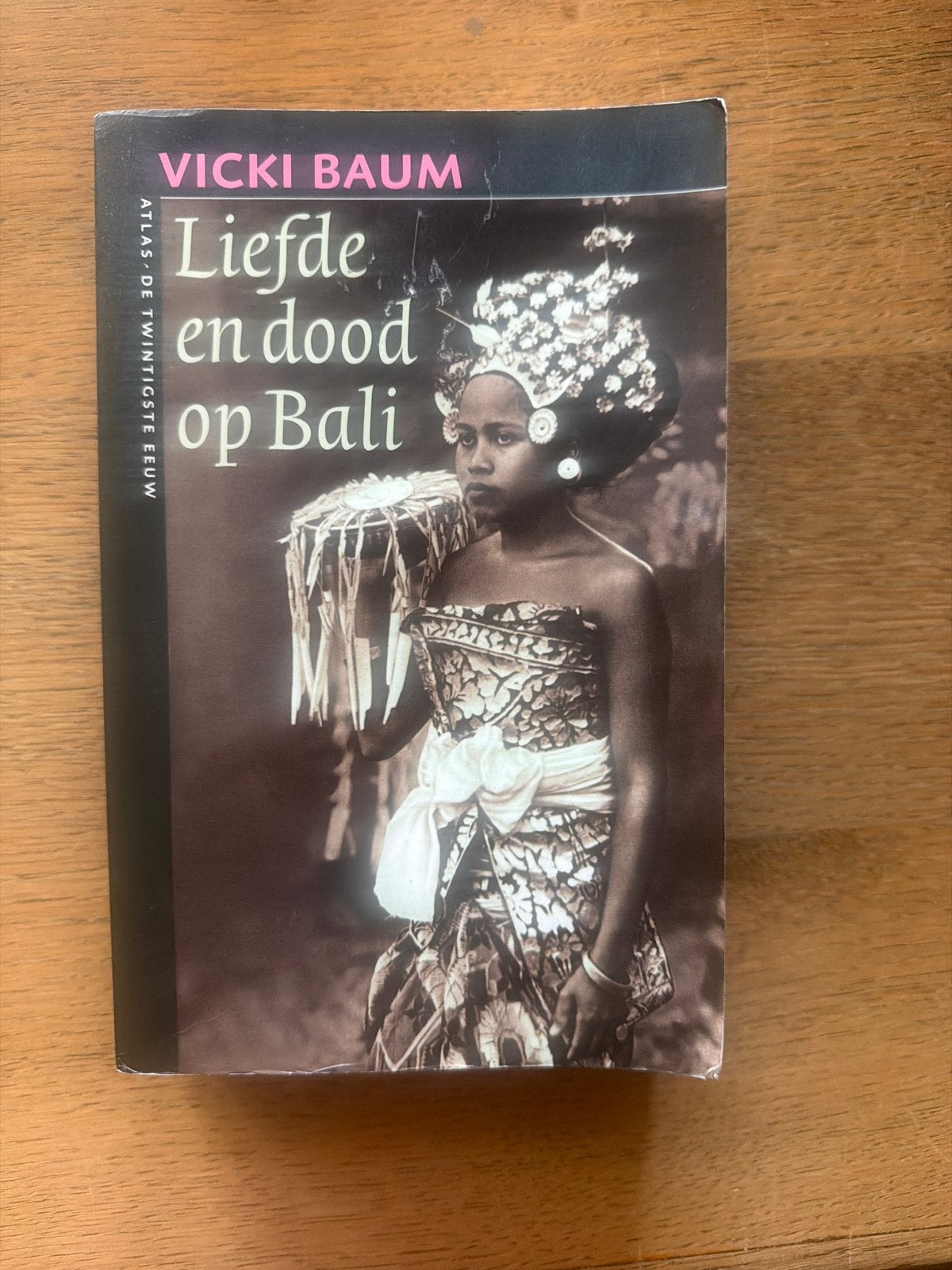 Liefde en dood op Bali - Vicki Baum (roman), Ophalen of Verzenden, Gelezen, Wereld overig