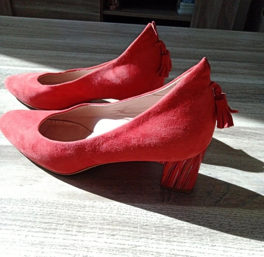 Mauro Teci rode suède pumps met kwastjes, maat 38, Kleding | Dames, Instappers, Ophalen of Verzenden, Zo goed als nieuw, Rood