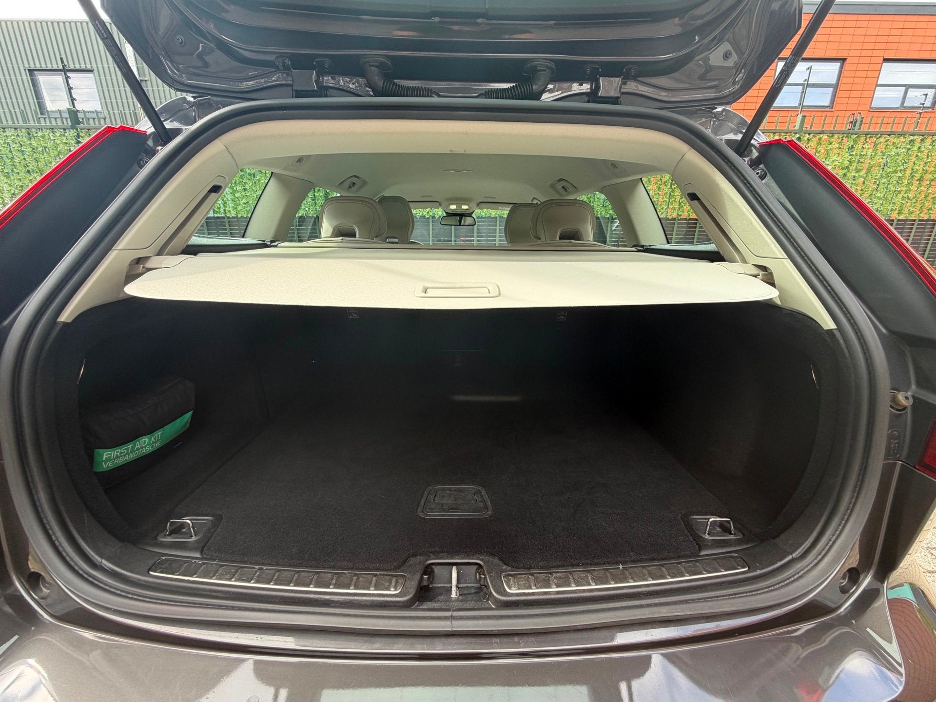 Foto 8 van Volvo V60 2.0 B3 Essential grijs 2022 1EIG|LED|NAVI|NAP