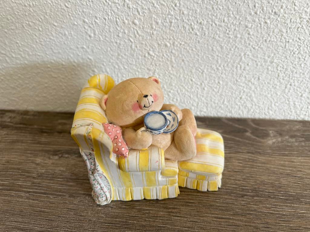 Forever Friends Beeldje Beer in Fauteuil met Kopje, Ophalen of Verzenden, Zo goed als nieuw, Dier