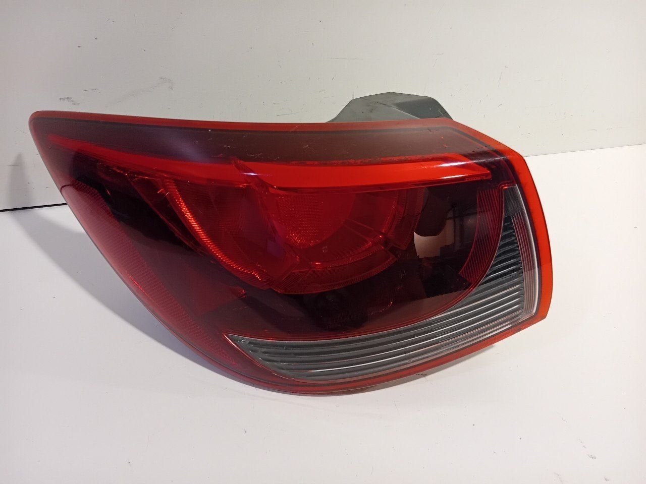 Achterlicht links buiten Mazda 2, Onderdelen@venauto.nl, Van der Ven Autorecycling B.V., Gebruikt, Ettenseweg 76, 4706 PB Roosendaal, The Netherlands