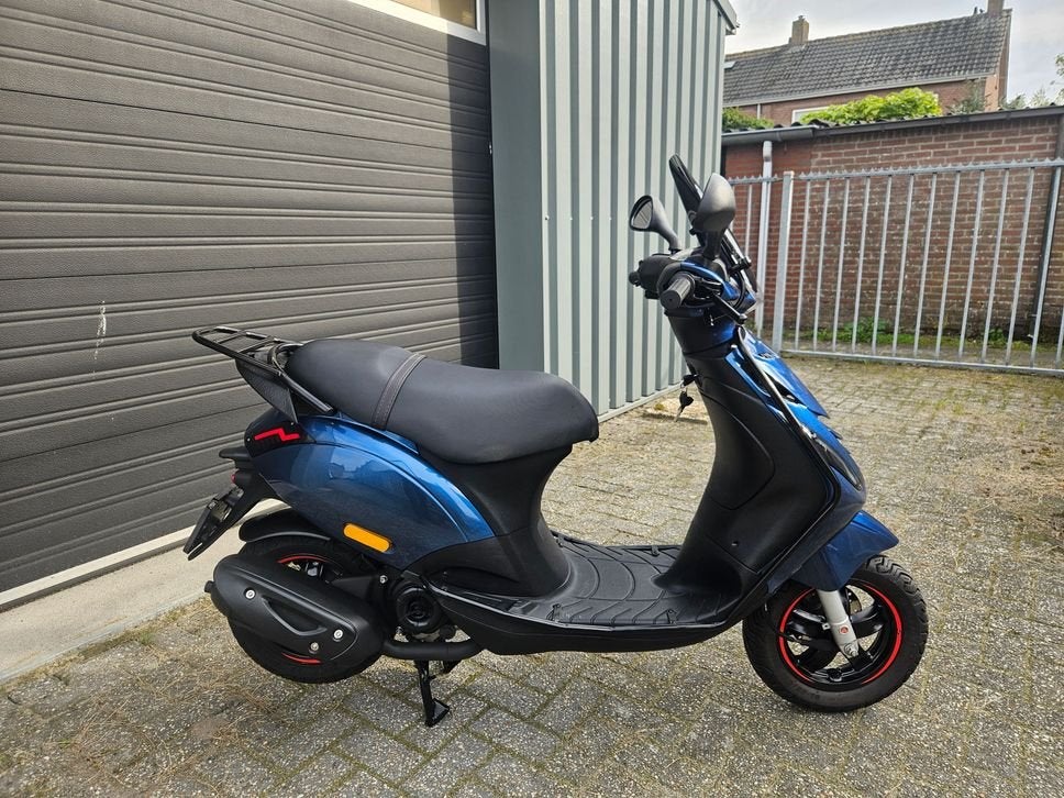 PIAGGIO ZIP 50 4T E5 BROM 2023 DIAMOND BLEU 3917KM + OPTIES, PIAGGIO, Onbekend, 49 cc, Onbekend