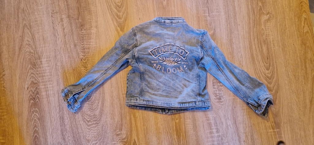 Stoere spijkerjas voor meisjes - maat 122, Kinderen en Baby's, Kinderkleding | Maat 122, Meisje, Ophalen of Verzenden, Zo goed als nieuw