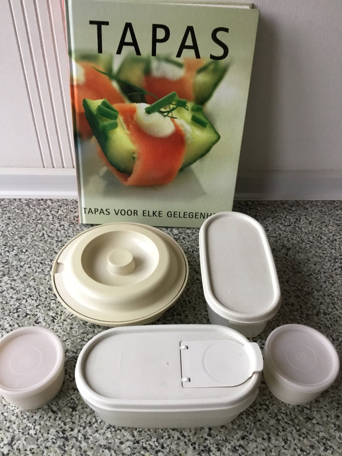 Jaren zeventig Tupperware met kookboek, Ophalen of Verzenden, Zo goed als nieuw, Overige typen