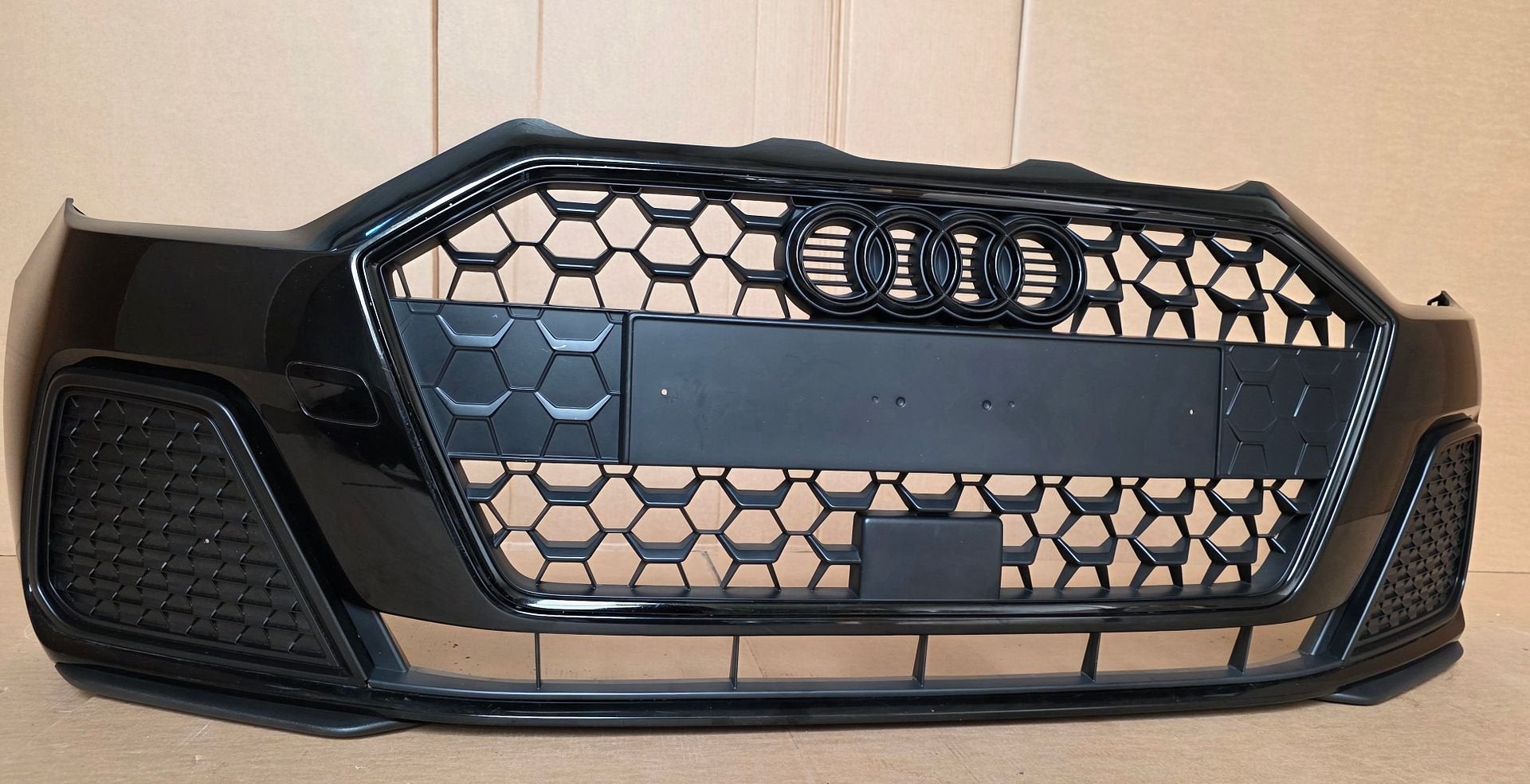 Voorbumper Audi A1 II GB 82A Sport Y9T Bumper 82A807437, Gebruikt, -, Voor, Bumper