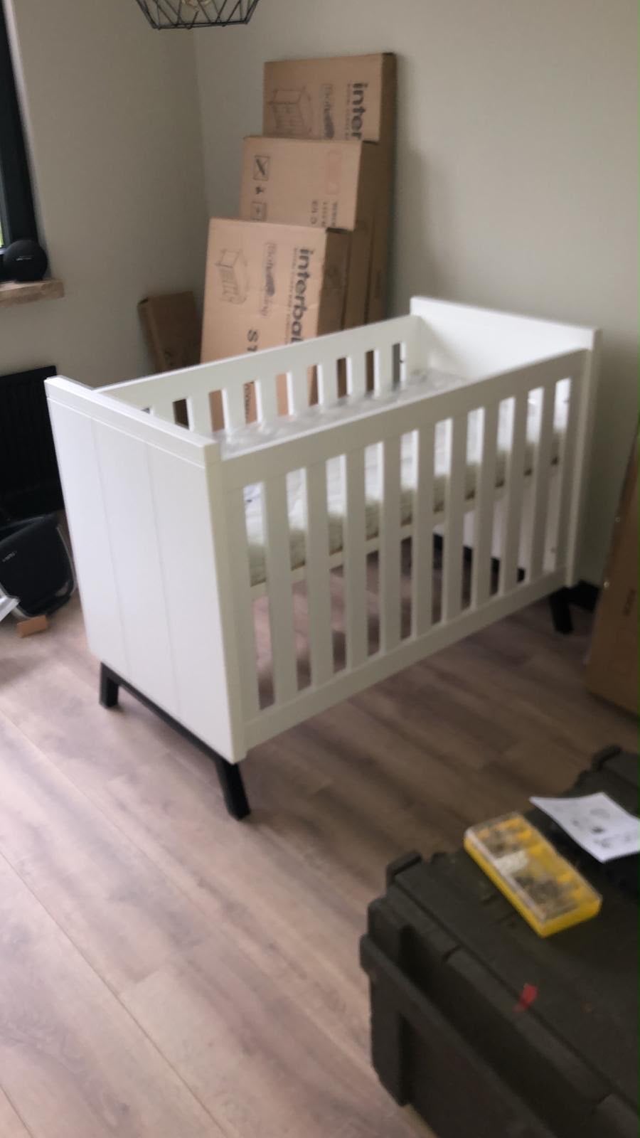 Interbaby Babykamer: Bed, Commode, Kledingkast Wit/Zwart, Kinderen en Baby's, Kinderkamer | Complete kinderkamers, Gebruikt, Jongetje of Meisje