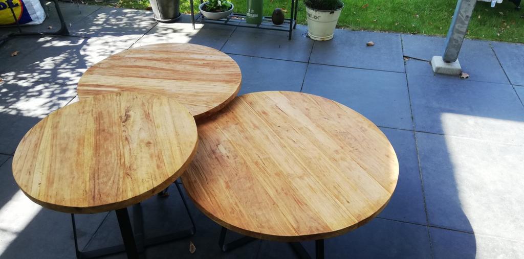 3 bijzettafeltjes, Ophalen