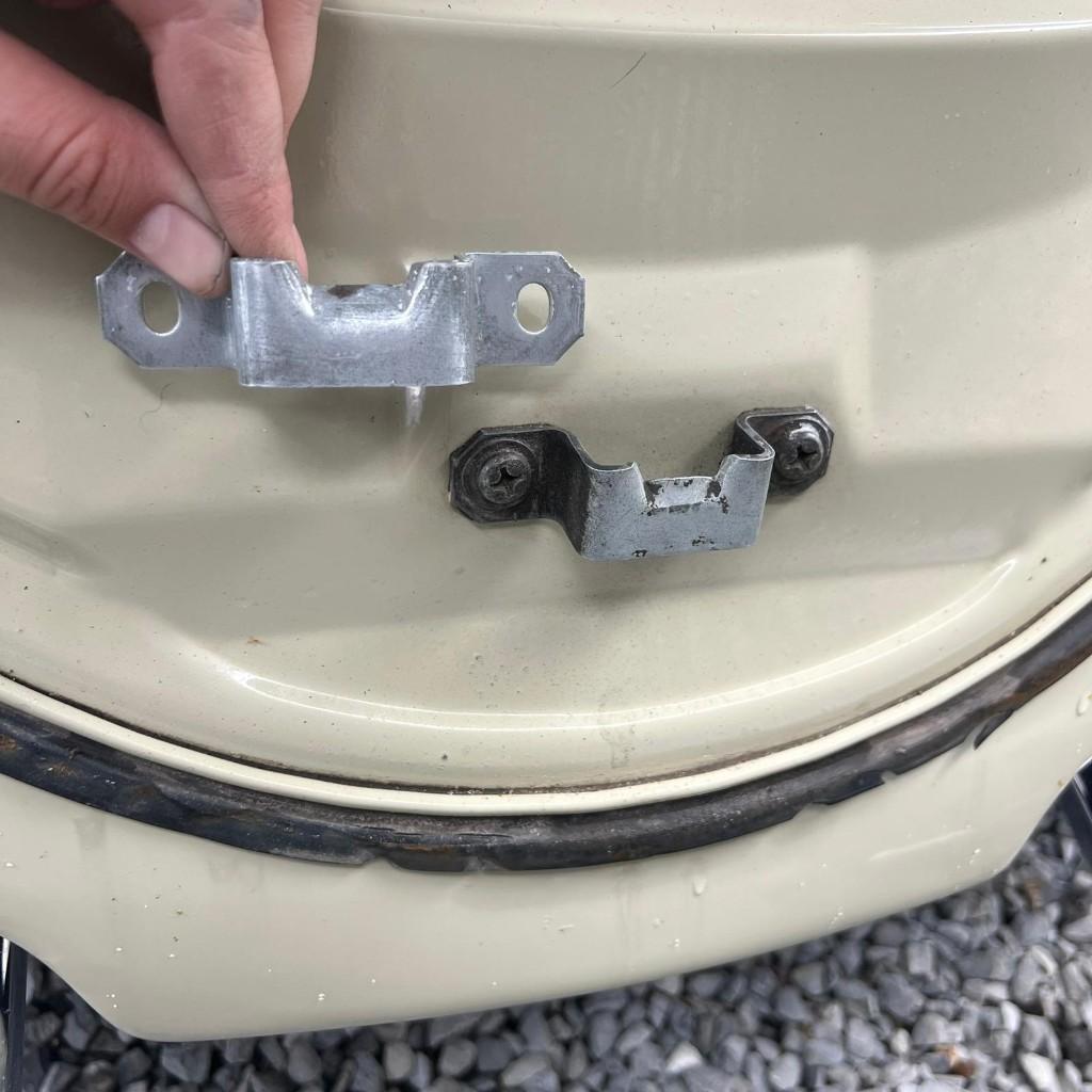 Sluitplaat voor motorkap van VW Kever 1965 - 1966 111827513, Ophalen of Verzenden, Gebruikt