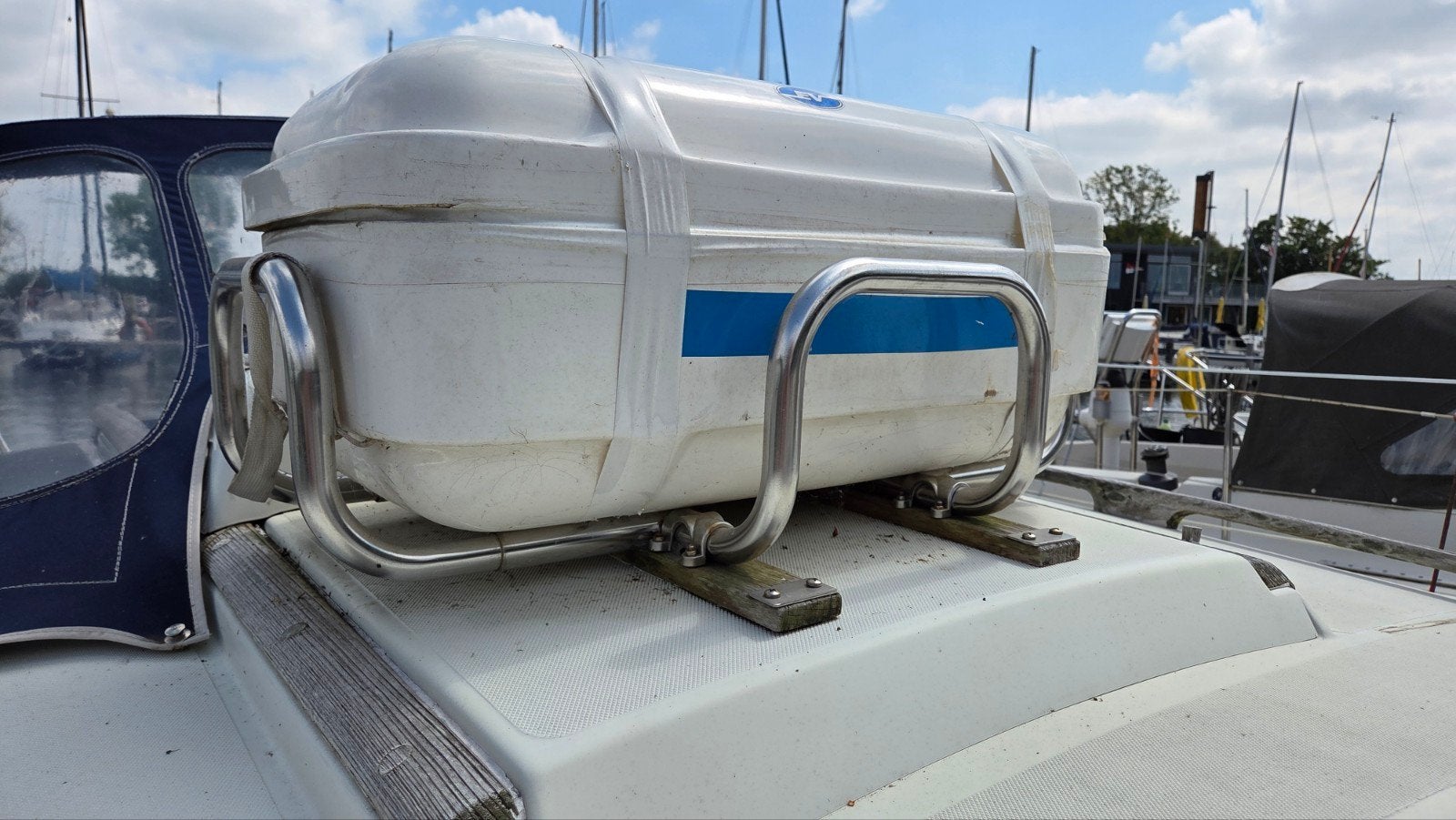 Reddingsvlot in container met hoes, Watersport en Boten, Accessoires en Onderhoud, Ophalen of Verzenden, Gebruikt, Overige typen