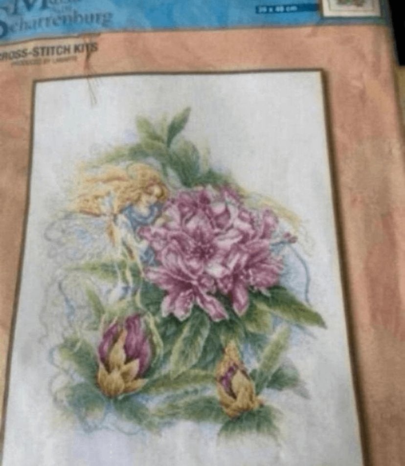 BORDUURPAKKET FLOWER FAIRY M. V. SCHARRENBURG RHODODENDRON, Hobby en Vrije tijd, Verzenden, Nieuw, Handborduren, Borduurpakket