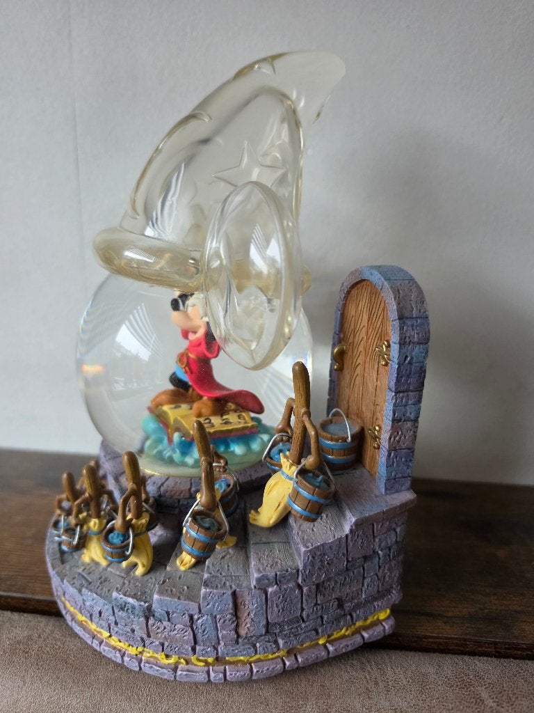 Disney fantasia snowglobe sourcerer aprentice, Verzamelen, Ophalen of Verzenden, Overige figuren, Zo goed als nieuw, Beeldje of Figuurtje