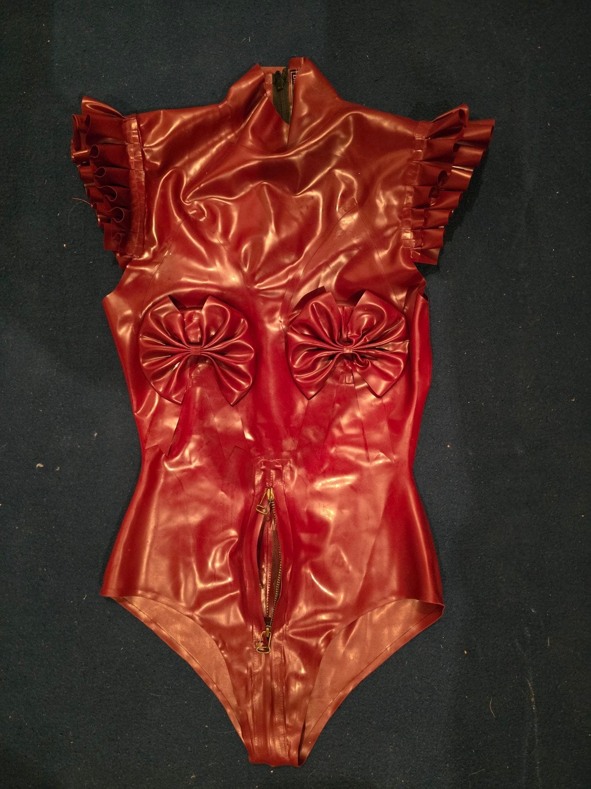 Bordeauxrood latex bodysuit met ruches en strikjes, Onbekend, Verzenden, Zo goed als nieuw