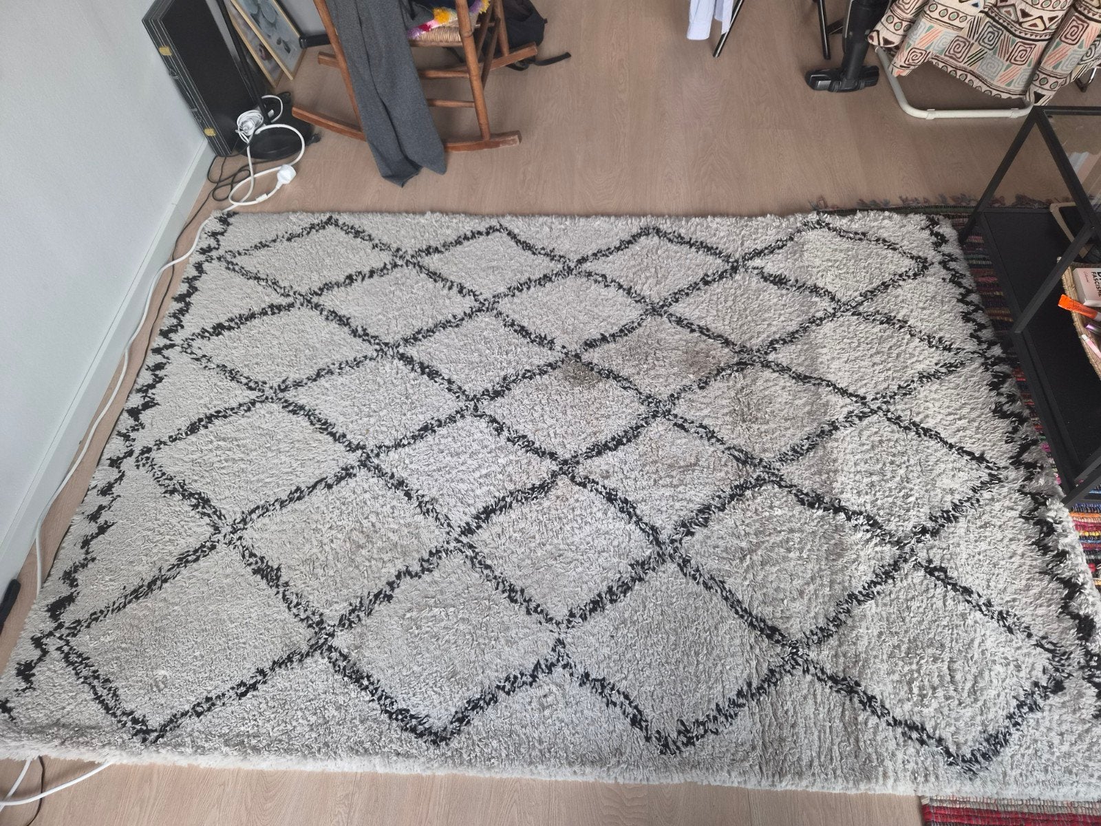 Wit hoogpolig vloerkleed met zwart ruitpatroon, Ophalen, Gebruikt, Modern, Scandinavisch, 150 tot 200 cm