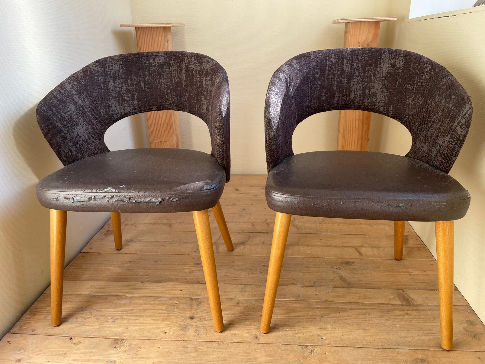 Twee bruine stoelen, Ophalen, Zo goed als nieuw, Bruin, Twee
