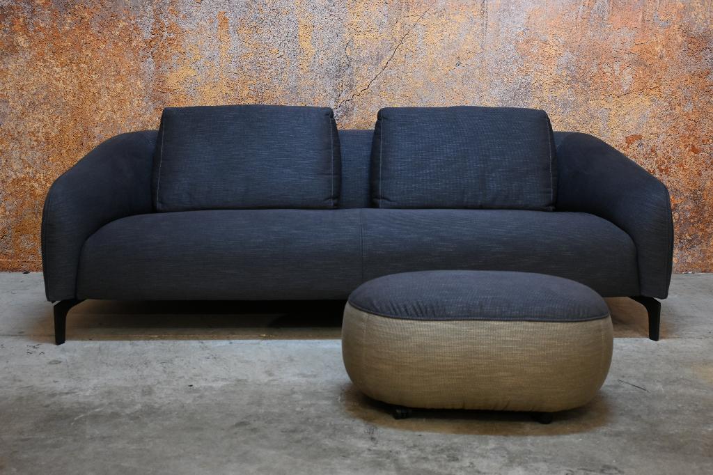 ZGANieuw grijze stoffen Leolux Elias designbank + hocker, Leolux, Leolux, Driepersoons, 75 tot 100 cm