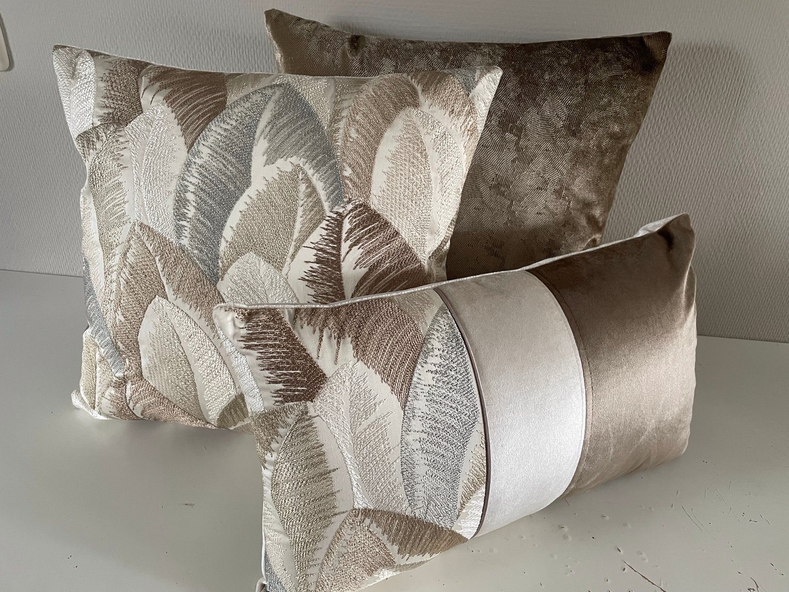 Nieuw handgemaakt 3-delige kussenset offwhite/brons/blauw, Huis en Inrichting, Woonaccessoires | Kussens, Meerkleurig, Vierkant