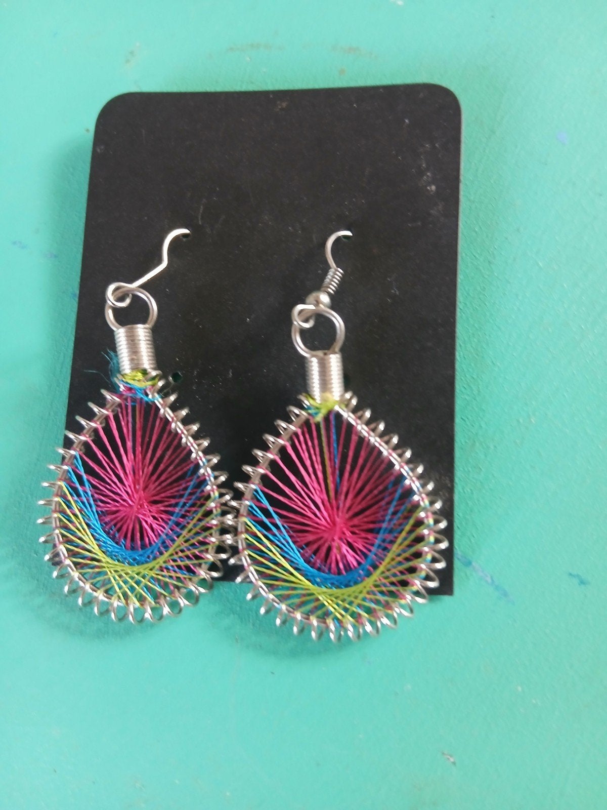 Nieuw superleuk oorbellen zilverkleur roze blauw groen draad, Sieraden, Tassen en Uiterlijk, Overige materialen, Hangers, Overige kleuren