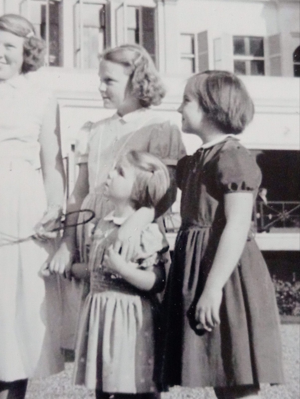 Beatrix met zusjes en paard, Ophalen of Verzenden, Voor 1940, Zo goed als nieuw