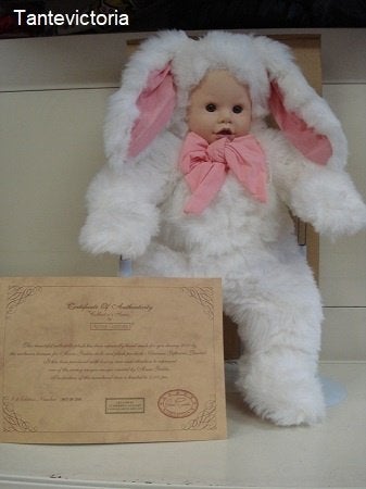 Anne Geddes Vintage Babypop in Konijnenpak met Certificaat, Ophalen of Verzenden, Nieuw, Pop
