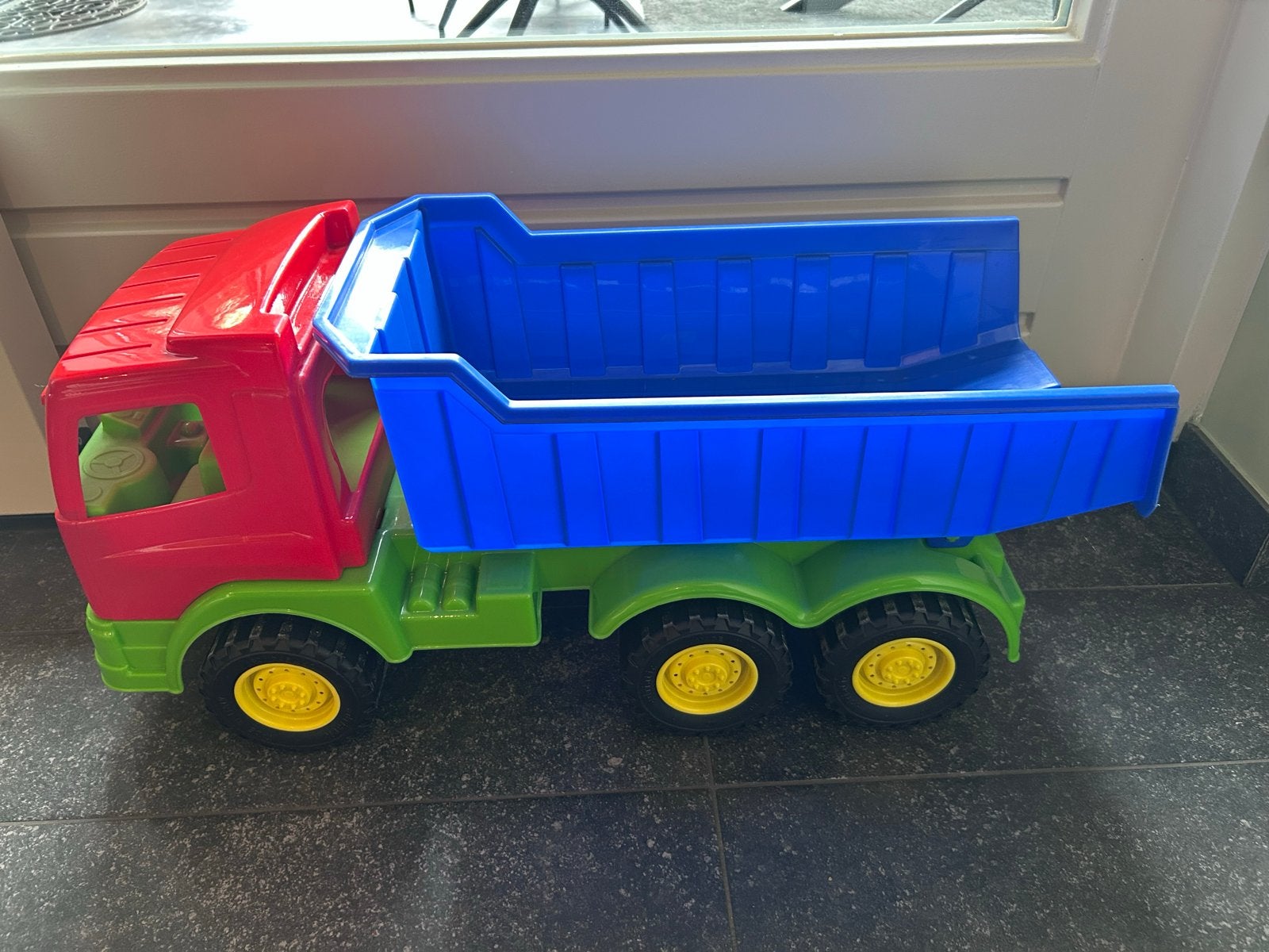 Grote speelgoed vrachtwagen met kiepbak, Ophalen of Verzenden, Zo goed als nieuw