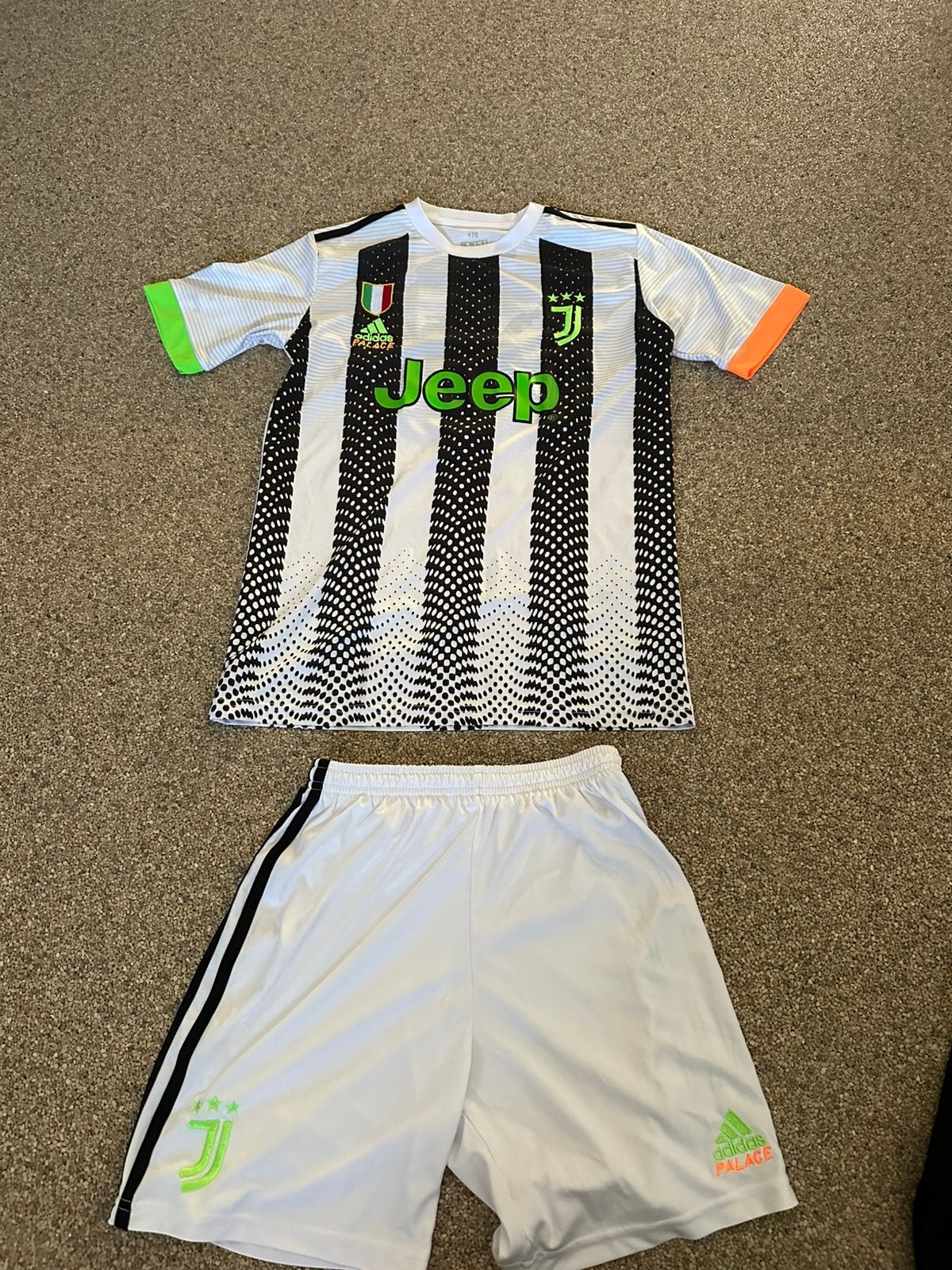 Voetbal tenue Ronaldo maat 176 nieuw, Sport en Fitness, Voetbal, Maat XS of kleiner, Ophalen of Verzenden, Nieuw, Set