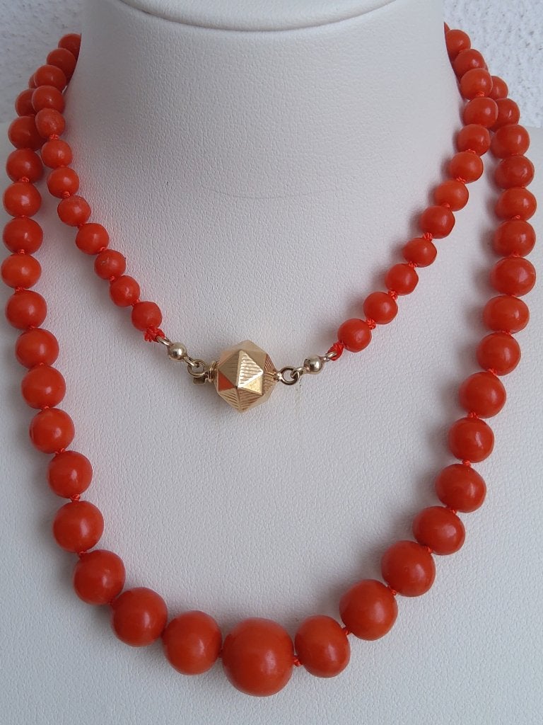 Mooie  bloedkoraal ketting met een gouden slot, Ophalen of Verzenden, Goud, Ketting, Met edelsteen