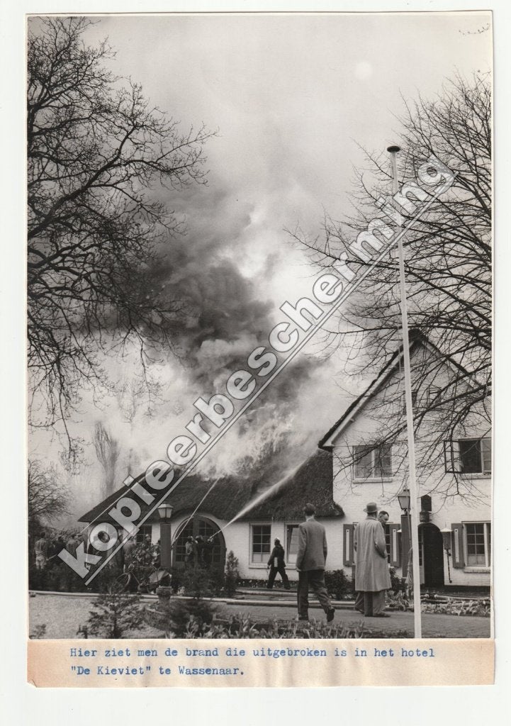 Wassenaar brand Hotel de Kieviet oude persfoto 1956, Gebruikt, Verzenden, Foto, 1940 tot 1960