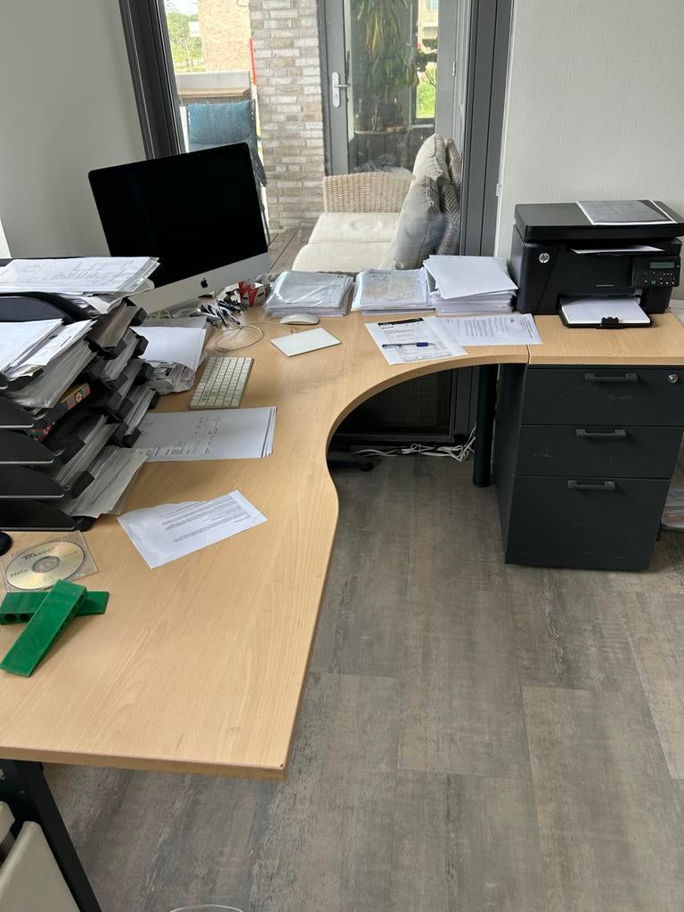 Kantoor meubel met stoel, Opbergruimte, Gebruikt, Hout, Hoekbureau