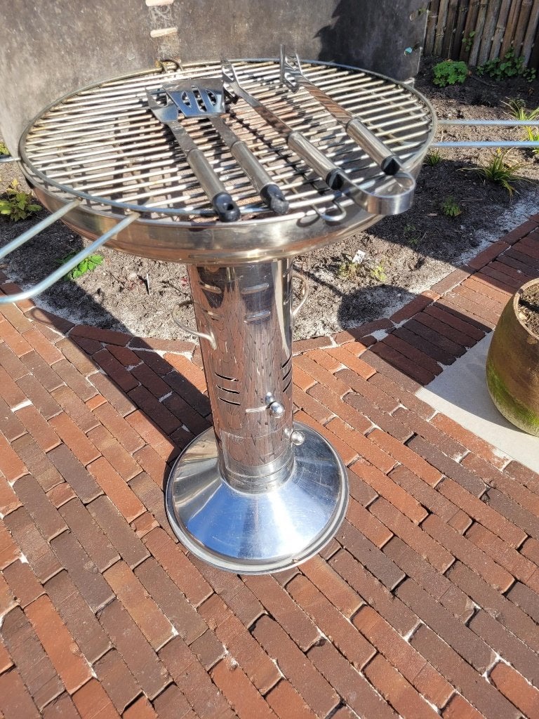Betrouwbare en onderhoudsvriendelijke BBQ, Tuin en Terras, Houtskoolbarbecues, Ophalen, Zo goed als nieuw, Met accessoires