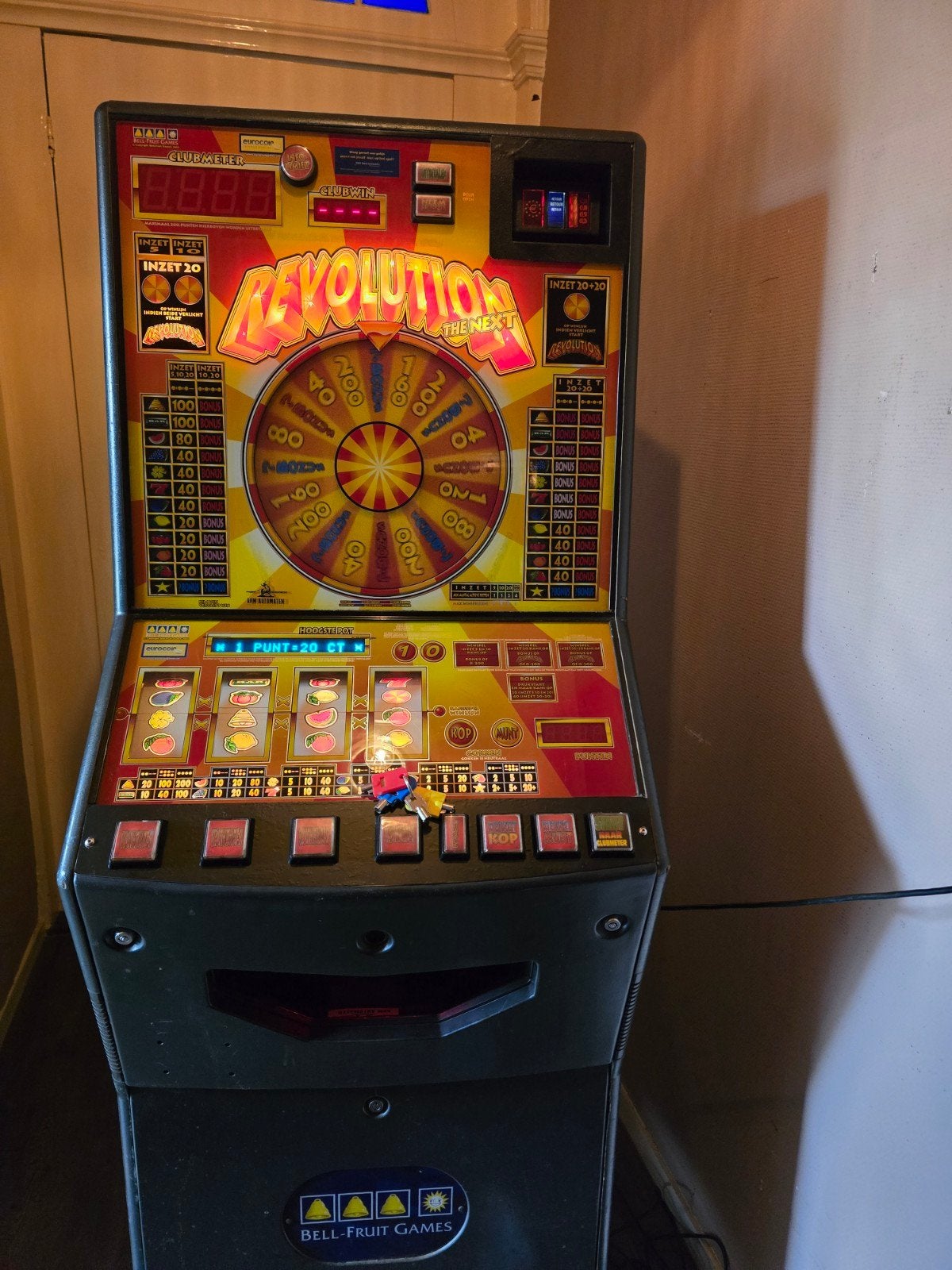 Gokkast Bell-Fruit Games Revolution The Next, Verzamelen, Automaten | Gokkasten en Fruitautomaten, Euro, Ophalen, Gebruikt, Met sleutels