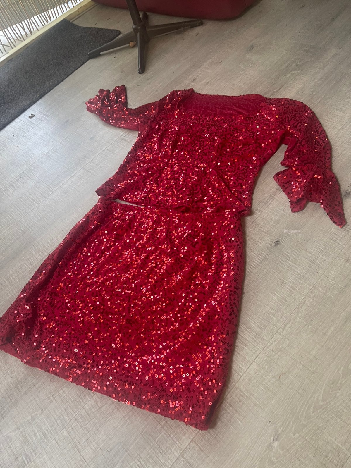 Rode pailletten top en rok met driekwart mouw, Maat 38/40 (M), Carnaval, Ophalen of Verzenden, Kleding