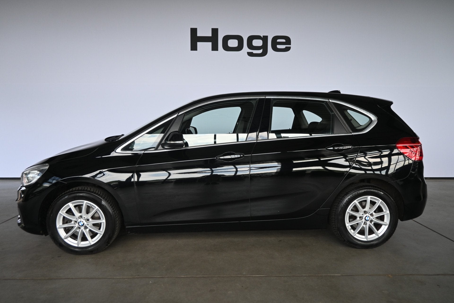 BMW 2 Serie Active Tourer 218i Automaat Centennial Executive, Auto's, 1345 kg, Gebruikt, Met garantie (alle), Zwart
