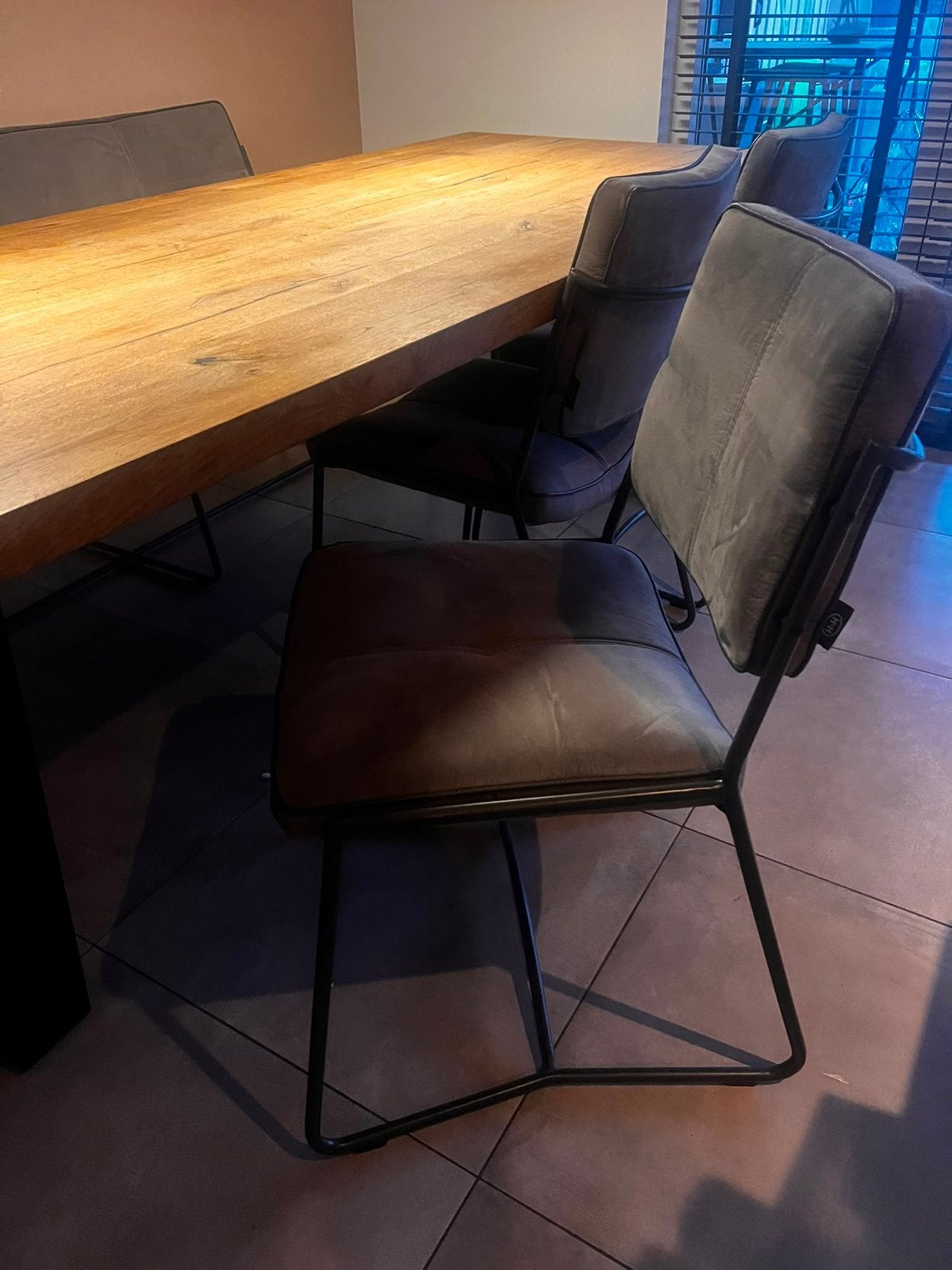 Eetkamerset: robuuste tafel, bank en 4 stoelen, Ophalen, Gebruikt, 4 tot 6 stoelen