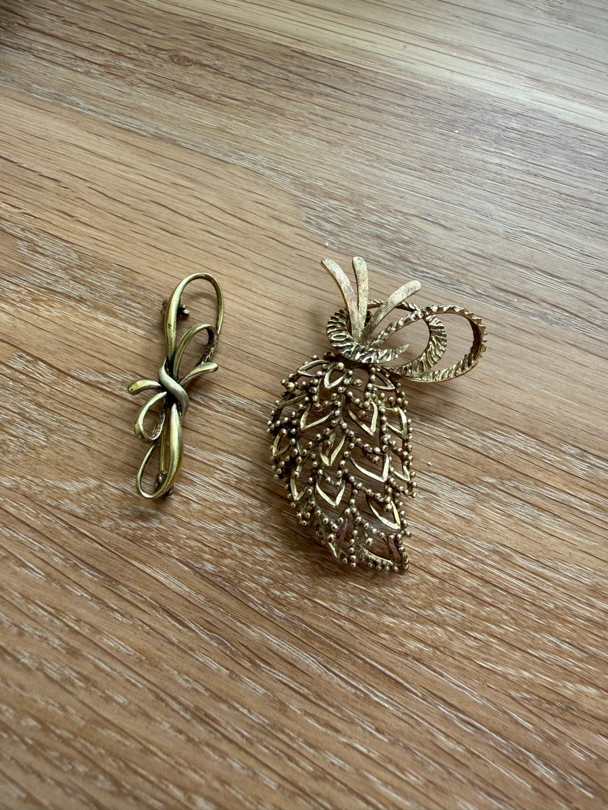 Set van 2 Vintage Gouden Broches, Overige materialen, 4 tot 7 cm, Gebruikt, Ophalen of Verzenden
